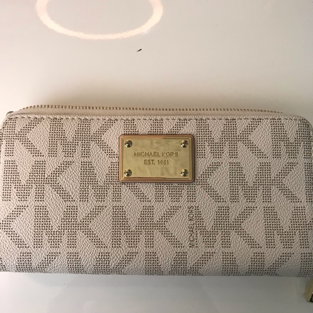 Michael kors zippy wallet